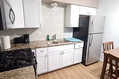 Image de Central 2 br apt with Ac close to Unm\/Airport\/I-25\/Cnm\/Hospital\/Stadium\/Netflix