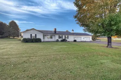 Image de Shady Lane Farm Homestead - Newly Remodeled, Hot Tub, Fire Pit, Sleeps 10