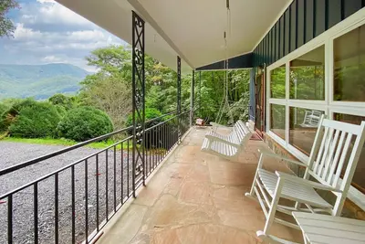 Image de Mountain Dreams Cottage - Peaceful, Charming, Pet Friendly, Creekside and Views!