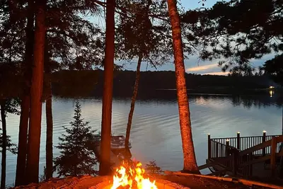 Image de Modern Rustic Lake House- - On Site Pontoon Rental available!