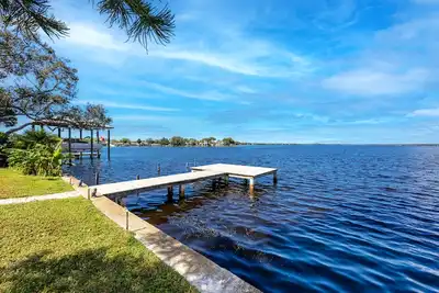 Image de Lakefront home near beaches with waterview, pets ok
