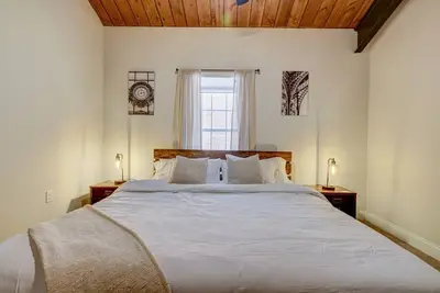 Image de Washington302 · Luxury Industrial Style King SuiteA- Shawnee Mtn!