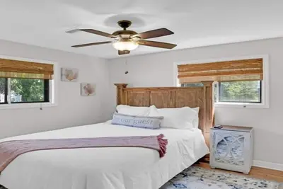 Image de Lounge on Logan | Sleeps 6 | Pet Friendly