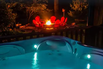 Image de Rustic cabin with hot tub, fire pit and close to area attractions!