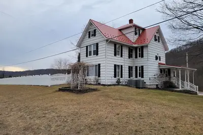 Image de Beautiful home with perfect location for Ebt and train enthusiasts!