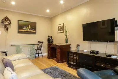 Image de Cozy 2-Bedroom Flat Near Manhattan