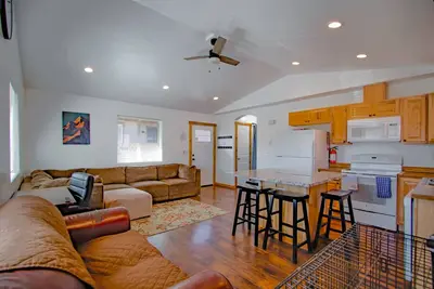 Image de Centrally-located, dog-friendly home with WiFi, private washer/dryer, firepit