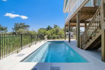 Image de Sandy Noses Oceanview Dog Friendly 2nd Row Home With Wonderful heated Pool and Fenced in Back Yard.