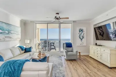 Image de Renovated 3 Br Beachfront Luxury Condo on 11th Floor at Indigo West | North & South Balconies | Pool