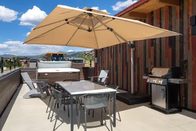 Image de Rooftop Retreat! Pet friendly, Gorgeous Rooftop Sanctuary with Hot Tub and Firepit