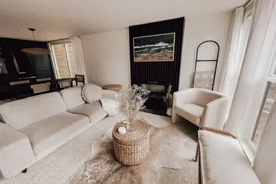 Image de Stylish lakeside neighborhood cottage w\/hot tub.