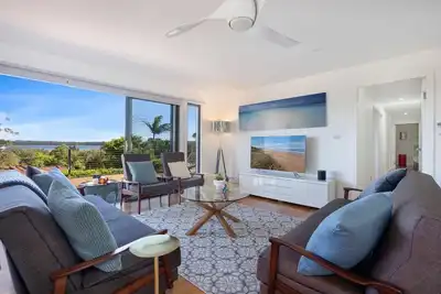 Image de Modern and spacious 4br holiday home with lake views