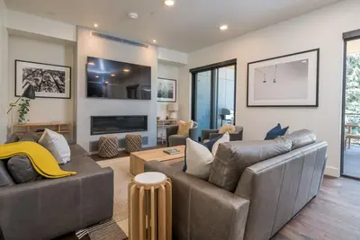 Image de Summer Availability! Stunning 3-Bedroom, 2-Bath Condo Located in Downtown Ketchum with Covered Deck