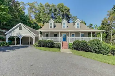 Image de Firefly Hideaway near Asheville w\/hot tub, free Biltmore pass, fire pit and fenced back yard