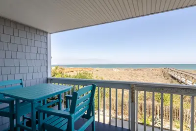 Image de Pet friendly oceanfront condo on first floor!