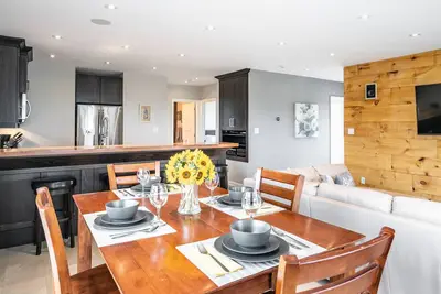 Image de Comfy Renovated Niagara Vineyard 2 Bdrm Farm Home