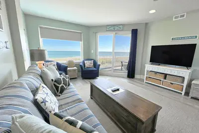Image de Renovated 3br/2. 5ba oceanfront condo w/ community pool & direct beach access.