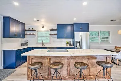 Image de Modern House in Old Village - Walk to Dinner - Bike to Beach & Shem Creek