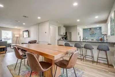 Image de Walk to Att! Newly remodeled with gorgeous Primary, two Ensuites!