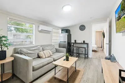 Image de Stylish Queen Suite : Near Beach + Shops + Dining