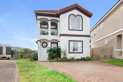 Image de 🐶️Pet Friendly-3 King Suites-Walk 2 Beach- Comm Pool-4br Miramar Charms🐶️