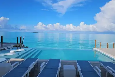 Image de \"Luxury beachfront paradise with incredible blue vistas!