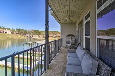 Image de Amazing Lake Views from this Spacious Luxury Condo
