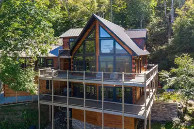 Image de Rested Traveler - Pet Friendly log cabin with views, pool table & hot tub near Blowing Rock!