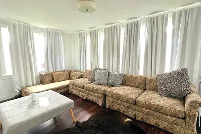 Image de Cozy Cottage / One Block Away FromWater!