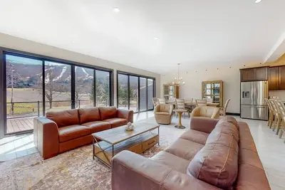 Image de 5 Bedrooms 5 1/2 Bath Ski Area Views, Walk to Skiing, Huge Common Space & Decks!