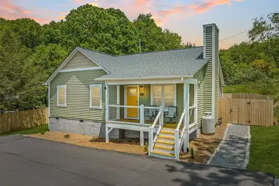 Image de New home w/hot tub, fireplace, firepit - Less than 1/2 mi to Main St.