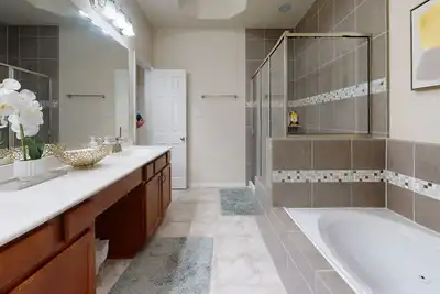 Image de Modern Spacious home in gated community- 2 mins from everything