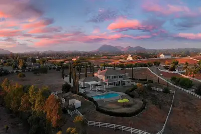 Image de Resort Style Ranch\/infinity pool for family