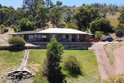 Image de Sustainable retreat on 20 acres of lake hillside