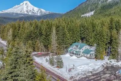 Image de Two Government Camp Lodge's Hot Tubs, Room for the Whole Family!