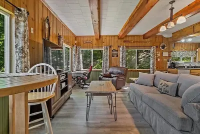 Image de Charming 2br/1ba Lakefront Cottage w/ Private Beach and Dock