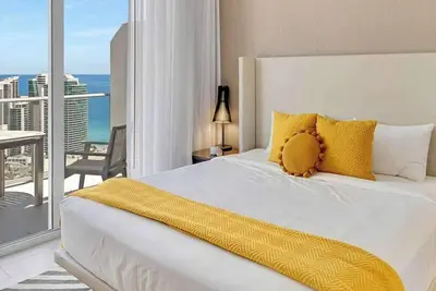 Image de Charming Penthouse Views + Free Parking