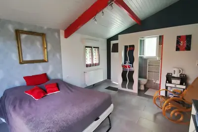 Image de chambre tout confort dans villa d'architecte en lisière de foret