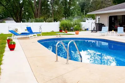 Image de 9 Miles to Notre Dame! Sleeps 9, Open Concept House with Tons of sitting areas!