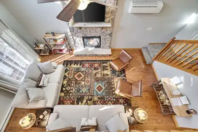 Image de Cozy Poconos Chalet - w/Hot Tub, Sauna, & Lake Access!