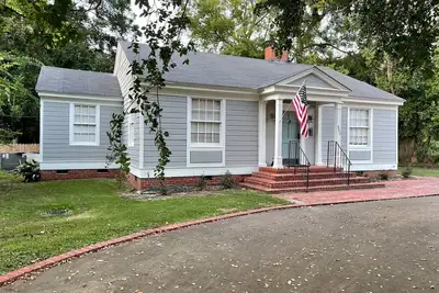 Image de Historic 3-bedroom Cloverdale Home next to Playhouse