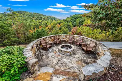 Image de Luxurious 3bd Lodge w/ Firepit + Hot Tub + Views!