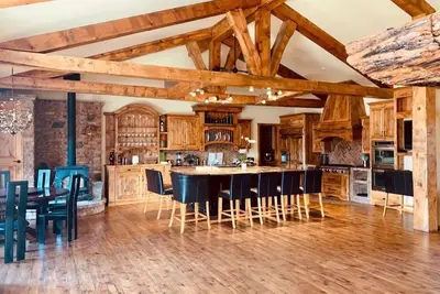 Image de 3  🛌rooms in🐻Hot Tub🧖‍♀️ cold tank 🥶Theatre📽Library 📚Pool🎱Bbq🍔Games🎯🏀♠️🎤Gym💪