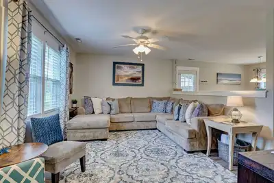 Image de Comfy, family-friendly, dog-friendly, 3 bedroom home with a pool