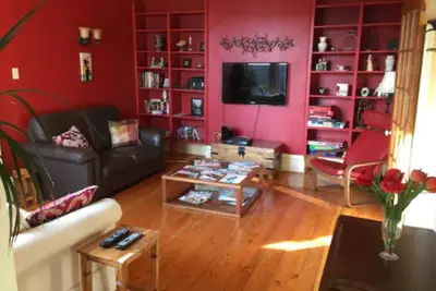 Image de 2 bedroom apt; old charm with modern living and huge patio with private parking