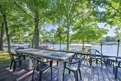 Image de Boat Dock + Slides: Lakefront Gravois Mills Home