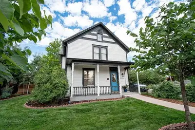 Image de 2 blocks to Main St Littleton 🌻 Garden 🐾 Fenced Yard 🌲 Zero Cleaning Fee!