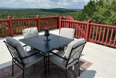 Image de Hilltop/2Kingbeds/Wi-Fi/Sleeps7/Jacuzzi/TerraceDine/Entire2br2baHome/4acres/Pets