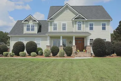 Image de Executive Home on over an Acre of Land. Country Living at its Best.