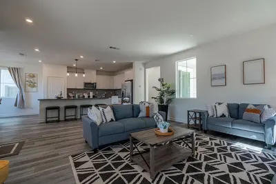 Image de San Diego style retreat awaits you.